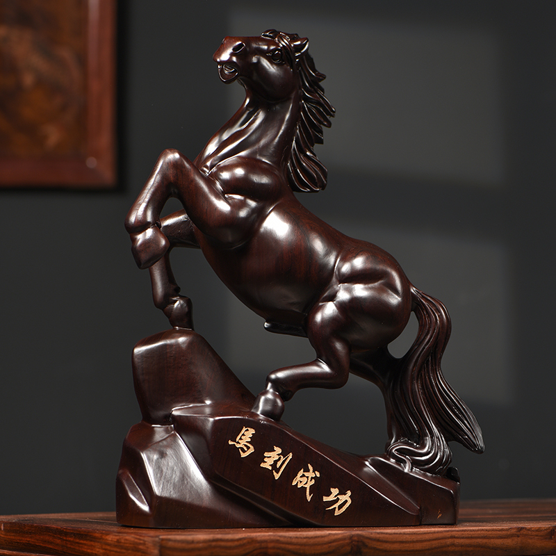 黒檀木の木の馬の置物の木の彫刻の馬は成功の工芸品に着きます。|undefined