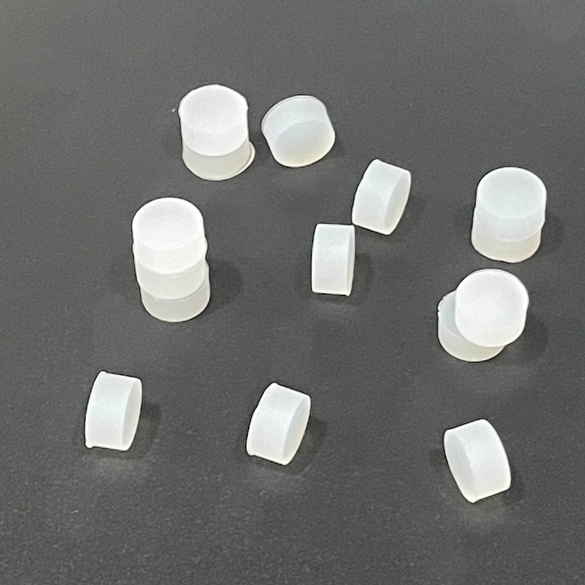 食品级硅胶垫圆形防滑耐高温垫硅胶块厨房桌垫机器减震垫厂家批发