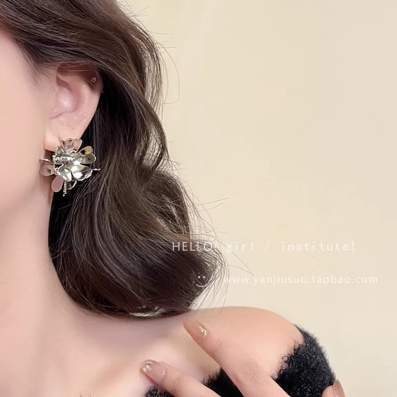 Orecchini a lobo fiore in argento per donna gioiello primavera_voghion.com