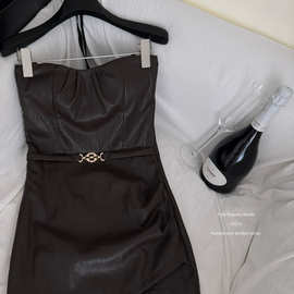 辣妹一字肩抹胸收腰显瘦连衣裙女2025早秋性感包臀裙皮裙法式裙子