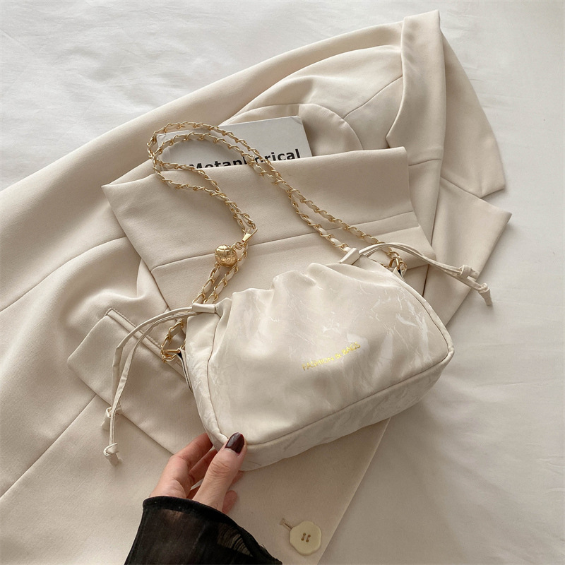 Cadena de nicho bolso pequeño de todo fósforo para mujer bolso de axila de moda de alta gama versión coreana bolso de cubo de mensajero para mujer de un solo hombro