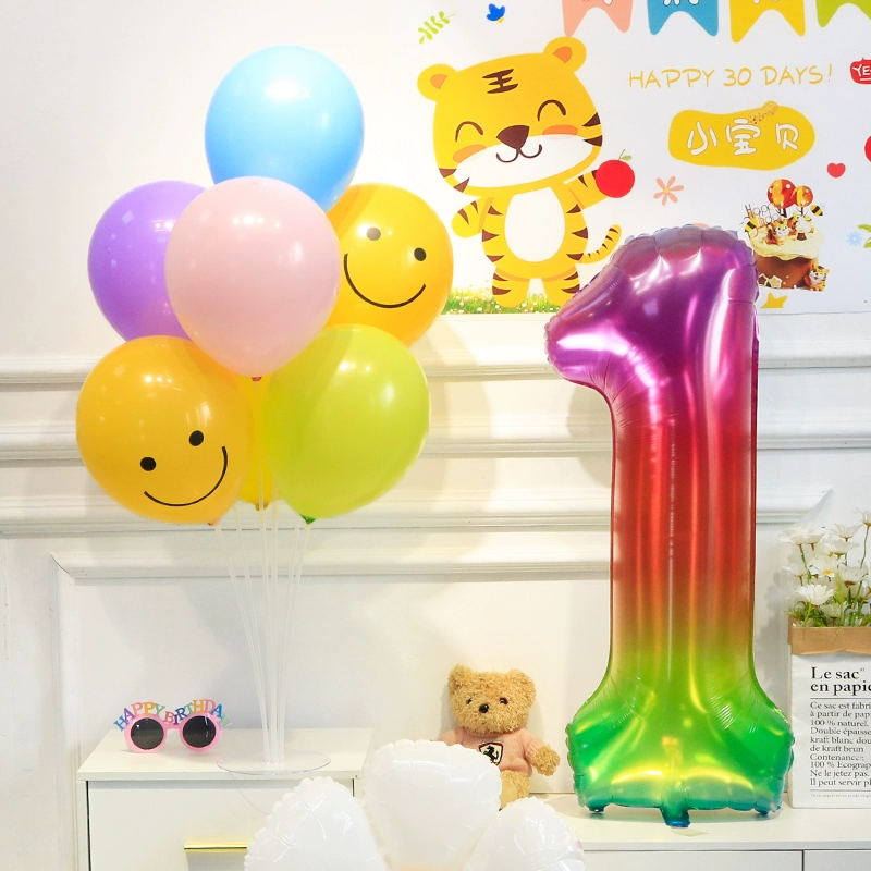 Настольное оформление для вечеринки в честь дня рождения: воздушные шары, декоративная подставка для шаров, латексные шары с улыбающимися лицами, создающие эффект парящей сцены.