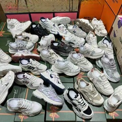 雑金処理靴の新型のお父さんの靴のレジャーの運動靴の露店の靴は生放送の実体を並べて店をオープンします。