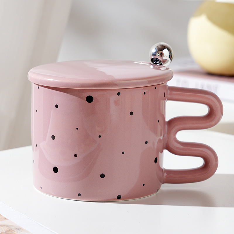 Taza de cerámica con lunares lindos con tapa