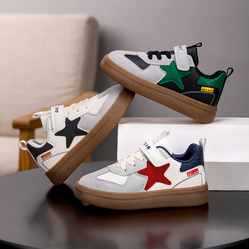 Zapatos para niños primavera y otoño 2025, nuevos zapatos de cuero impermeables y antideslizantes para niños, zapatos de entrenamiento de la ley, zapatos de skate ligeros, zapatos deportivos versátiles