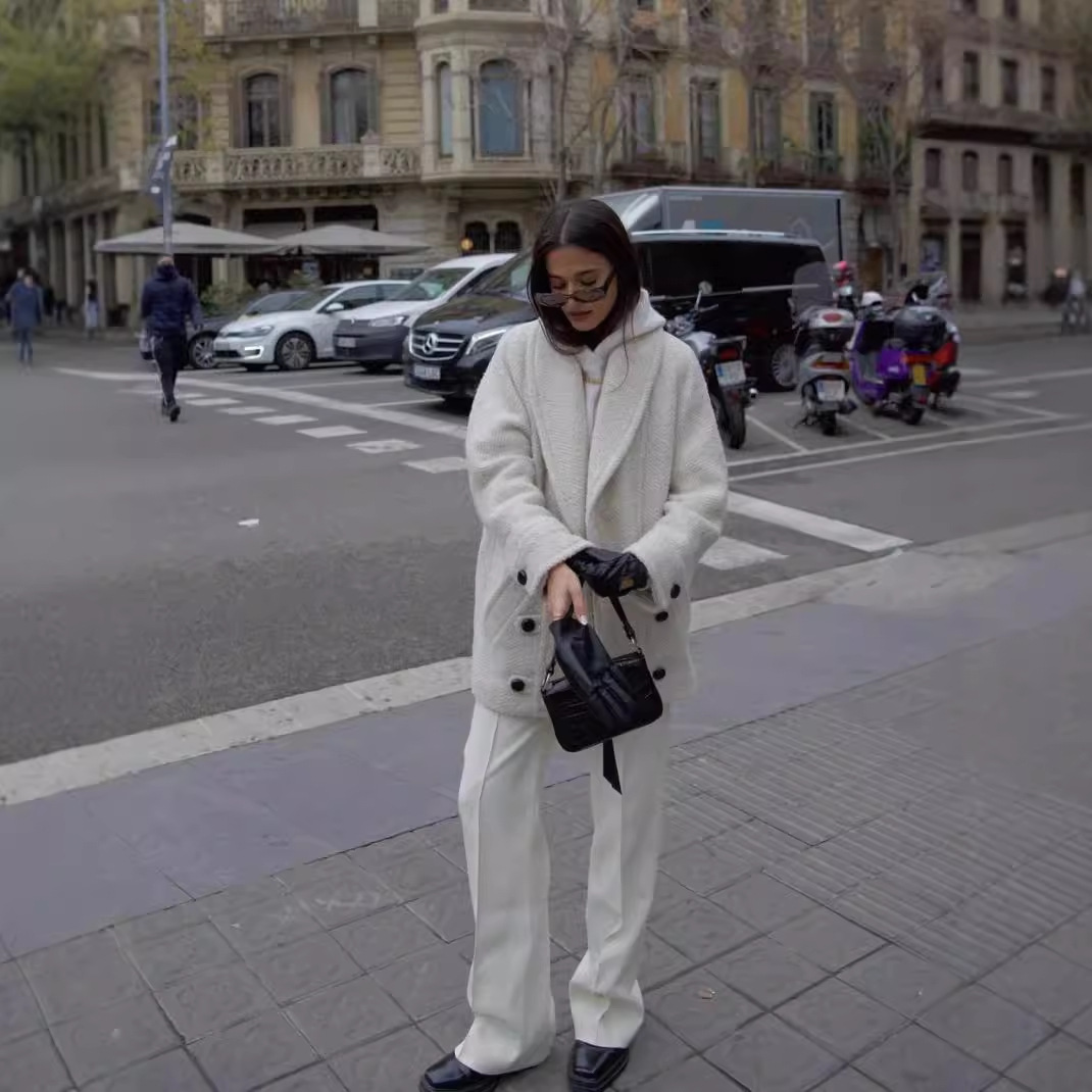 SE bolsillo de botón de cintura alta tridimensional de costura media pantalones delgados pantalones rectos de arroz blanco pantalones casuales para mujeres