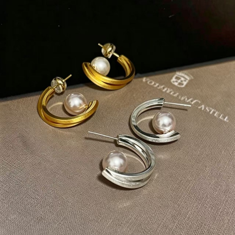 Brushed C-Shaped Hoop Earrings with Rose Pearls, Metal Hoops, Niche Design, Minimalist Style Earrings, Simple Ear Accessories