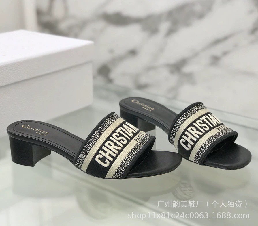 2025 verano D casa pantuflas bordadas mujeres que usan ropa exterior celebridad de Internet playa piel de oveja con zapatillas de diamantes de imitación de tacón medio mujeres