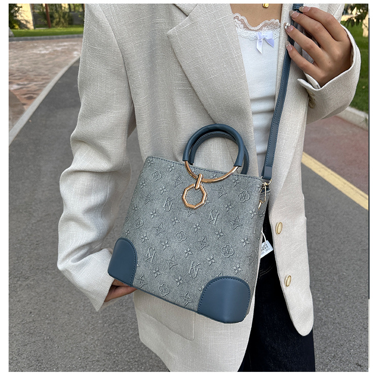 1029g Weight Polyester Lining Material Zipper Closure Type Single Shoulder Strap Strap Type Crossbody Bag Bags Type Casual, Daily, Shopping Occasion Pu Leather Material Letter Pattern All Seasons Season Women's Gender Classic Style Style Bucket Shape Women's Pu Leather Letter Classic Style Bucket Zipper Crossbody Bag 18
