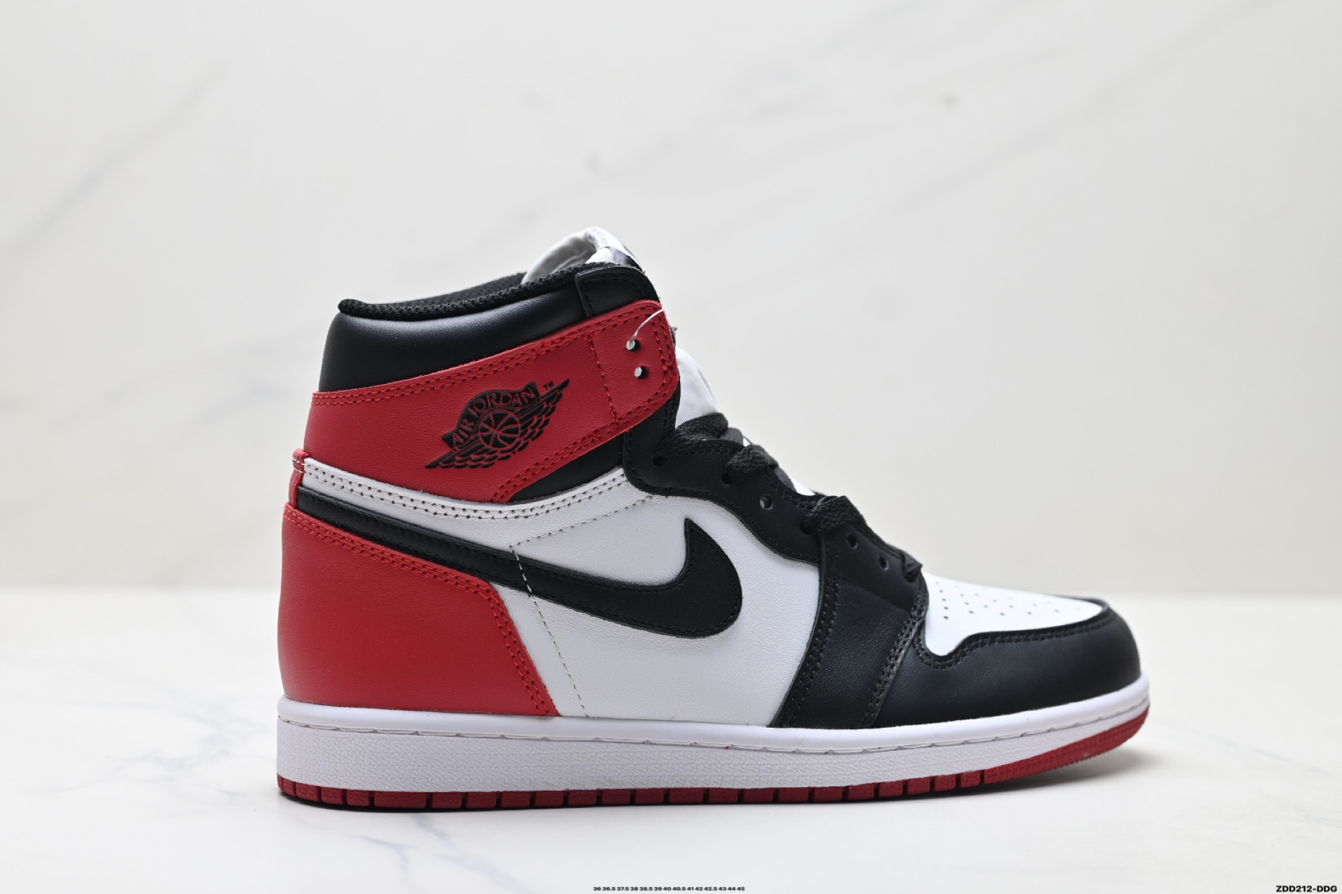 Suministro exclusivo transfronterizo de Putian de zapatillas de baloncesto AJ1 de caña media-alta en color marrón ceniza, negro y puntera roja, calzado deportivo unisex.