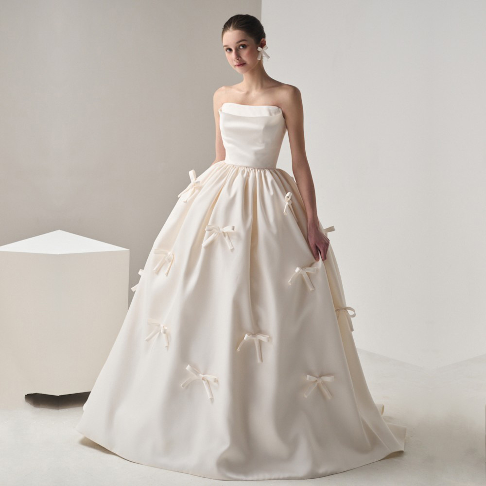 Französisches Satin-Brautkleid 2026: Schlichtes, trägerloses, figurschmeichelndes Prinzessinnenkleid mit Puffrock im Waldstil_voghion.com