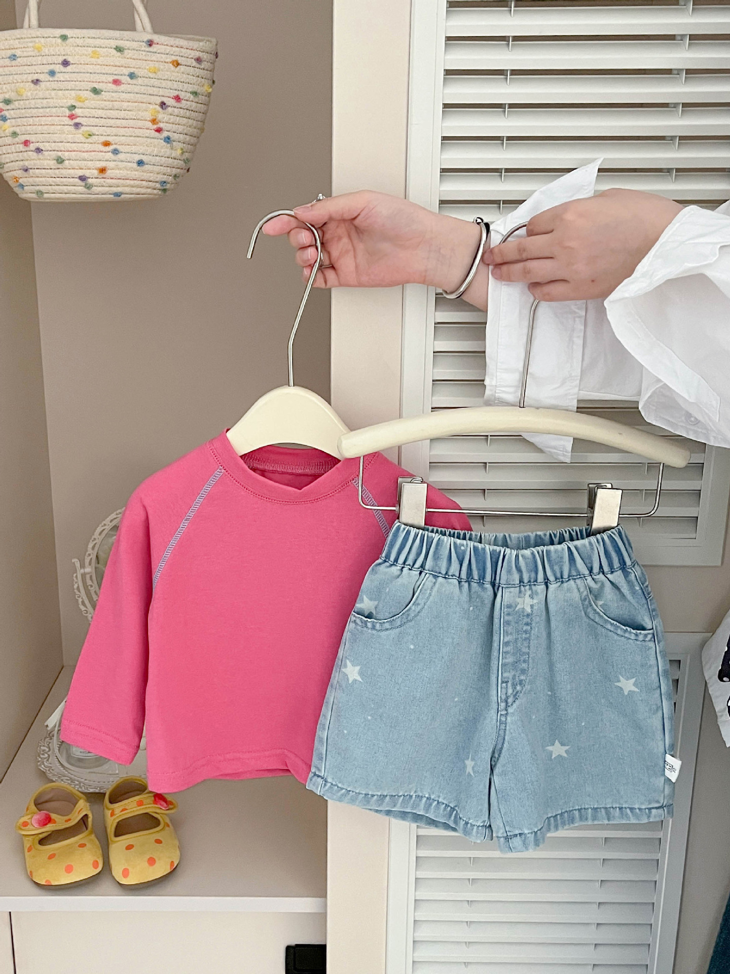 Pantalones delgados de verano para bebés, nuevos pantalones calientes de estilo extranjero, pantalones cortos denim suaves de impresión de estrellas