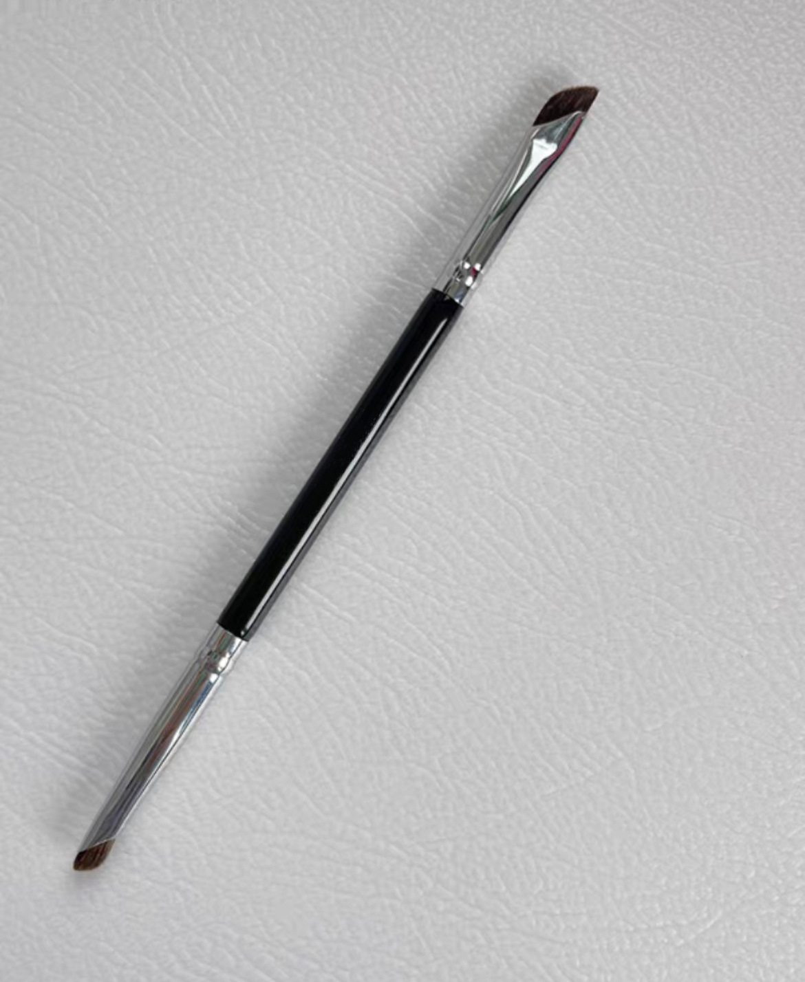 Double-headed sickle blade eyeliner brush, flat bevel Angle horizontal silkworm pen, eyeshadow brush, detail brush, eyelid down to makeup brush undefined