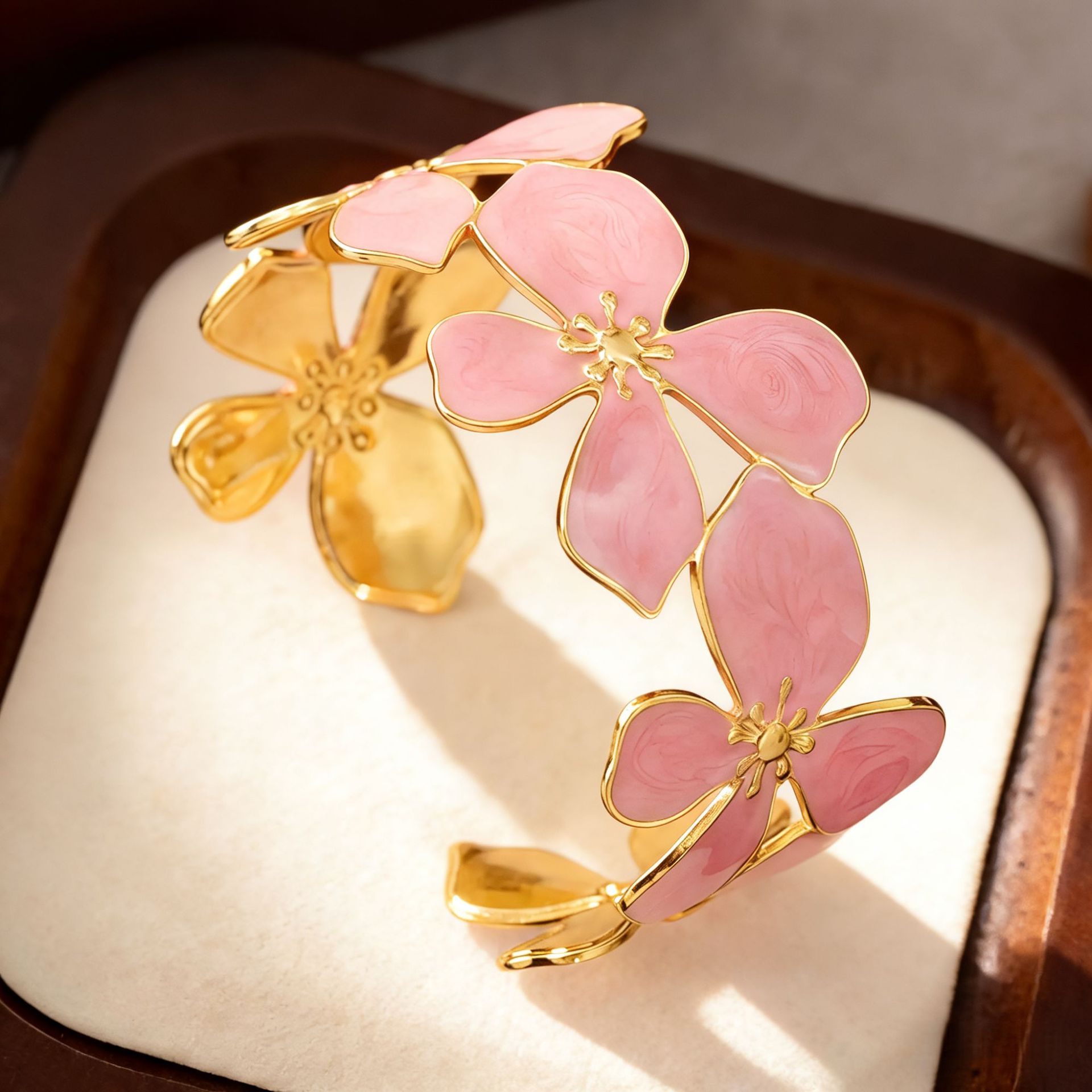 Flor de cuatro hojas de esmalte rosa