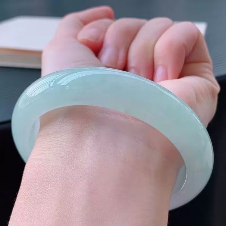 Vòng tay ngọc bích Miến Điện băng sáp xanh nhạt dầu xanh, đường kính trong 54–63 mm chi tiết 2