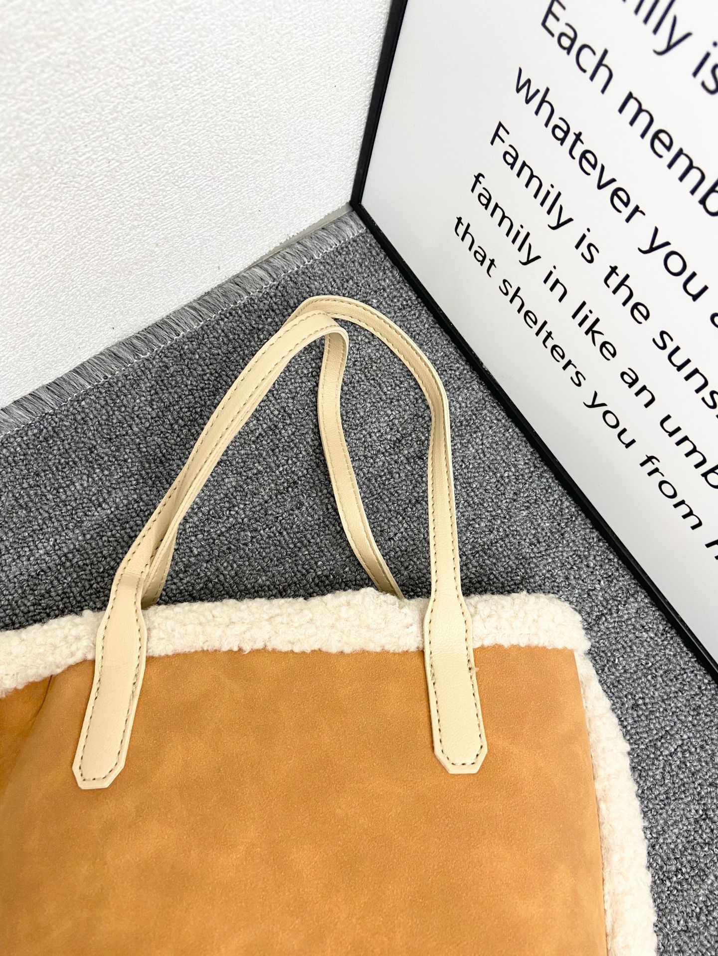 Bolsa feminina de pelo de cordeiro, nova tendência outono/inverno 2024, nicho e versátil, cesta de vegetais, bolsa tote de mão, carta_voghion.com