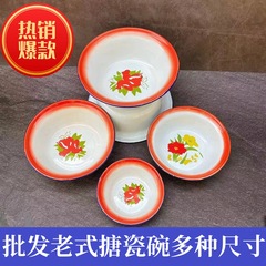 昔を懐かしく思うと、古い家庭用の台所で鍋を広げて、スープの鉢を作って、花の深いタイプのレトロなエナメルの鉢を持っています。