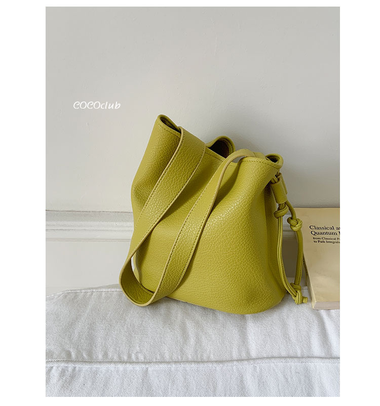 Fashionable and simple commuter small bag for women 2025 new summer versatile single-shoulder underarm bag, popular crossbody bucket bag Application Scenario