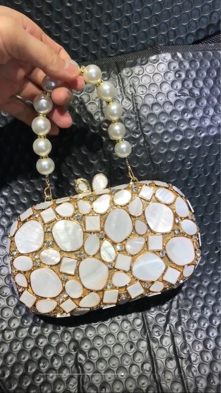 Túi clutch nữ vỏ sò kim loại rỗng đính đá dạ tiệc — Màu vàng chi tiết 3