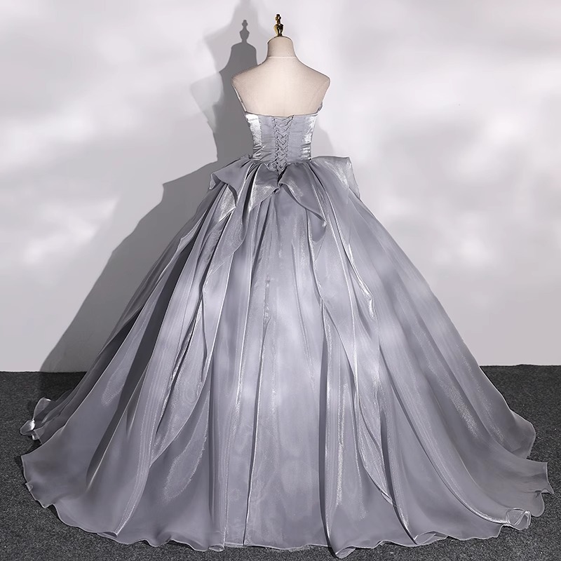 Fiesta anual de banquetes de diseño de lujo de temperamento de alta gama interpretación de piano de temperamento de alta gama anfitrión prueba de arte vestido de noche