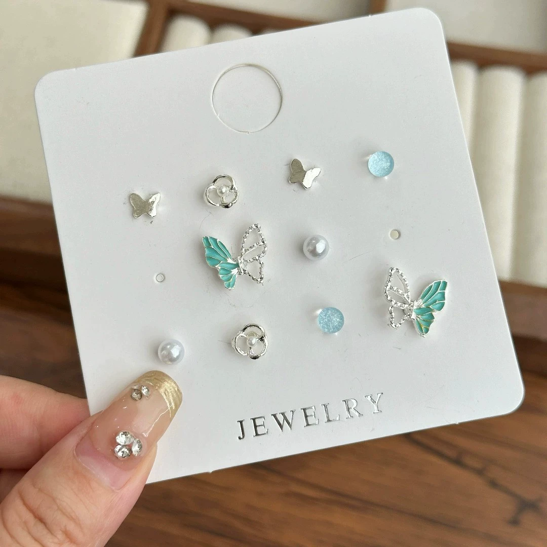Fresh cute small universal earrings, simple and elegant design