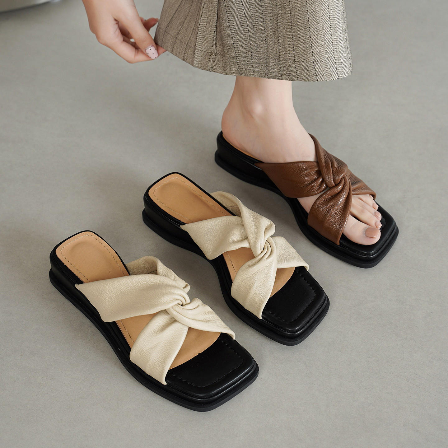 Sandal nữ quai chữ V đế dày gót 4cm phong cách đơn giản — màu be chi tiết 3