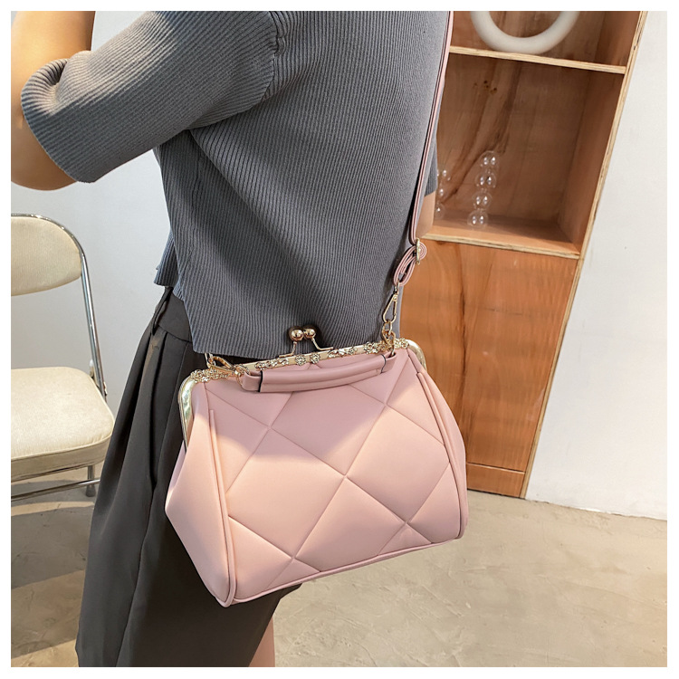 New Fashion Rhombus Embossed One-shoulder Diagonal Clip Bag Wholesale Nihaojewelry display picture 4