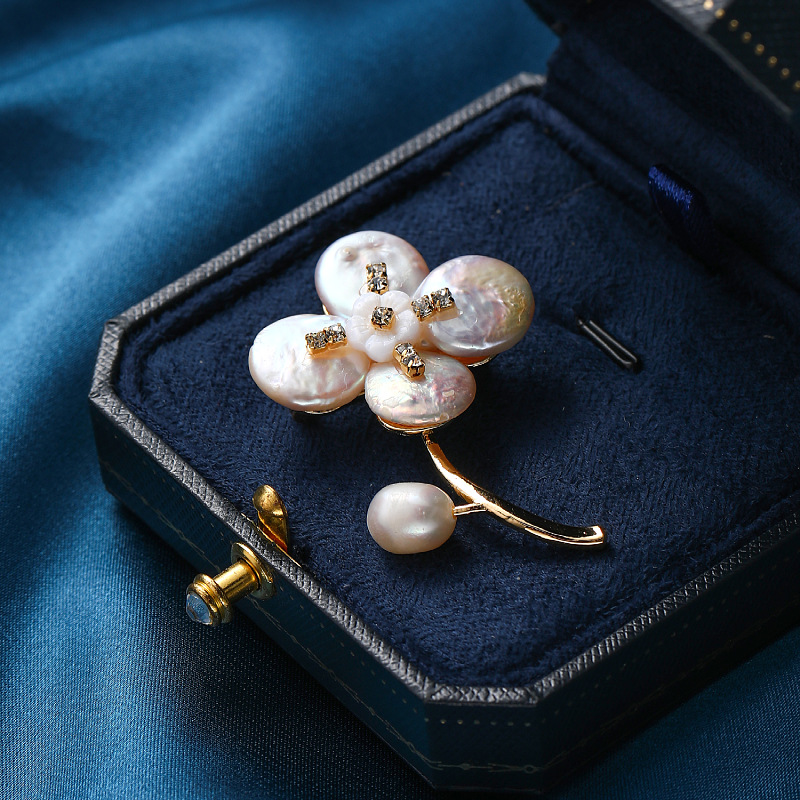 Elegant Flower Baroque Pearls Copper Women's Brooches display picture 5