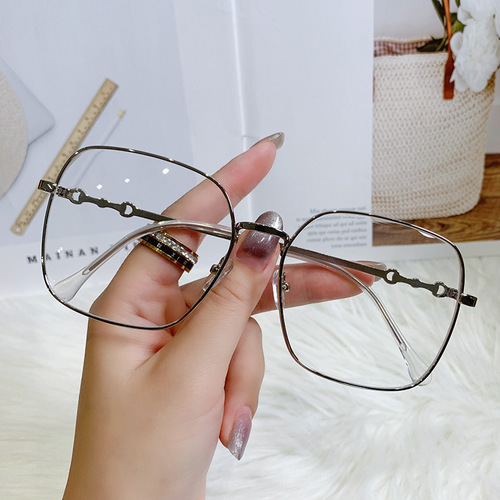 New trendy square large frame blue light blocking glasses for women, retro metal frames, Ni Ni style natural flat unlined glasses