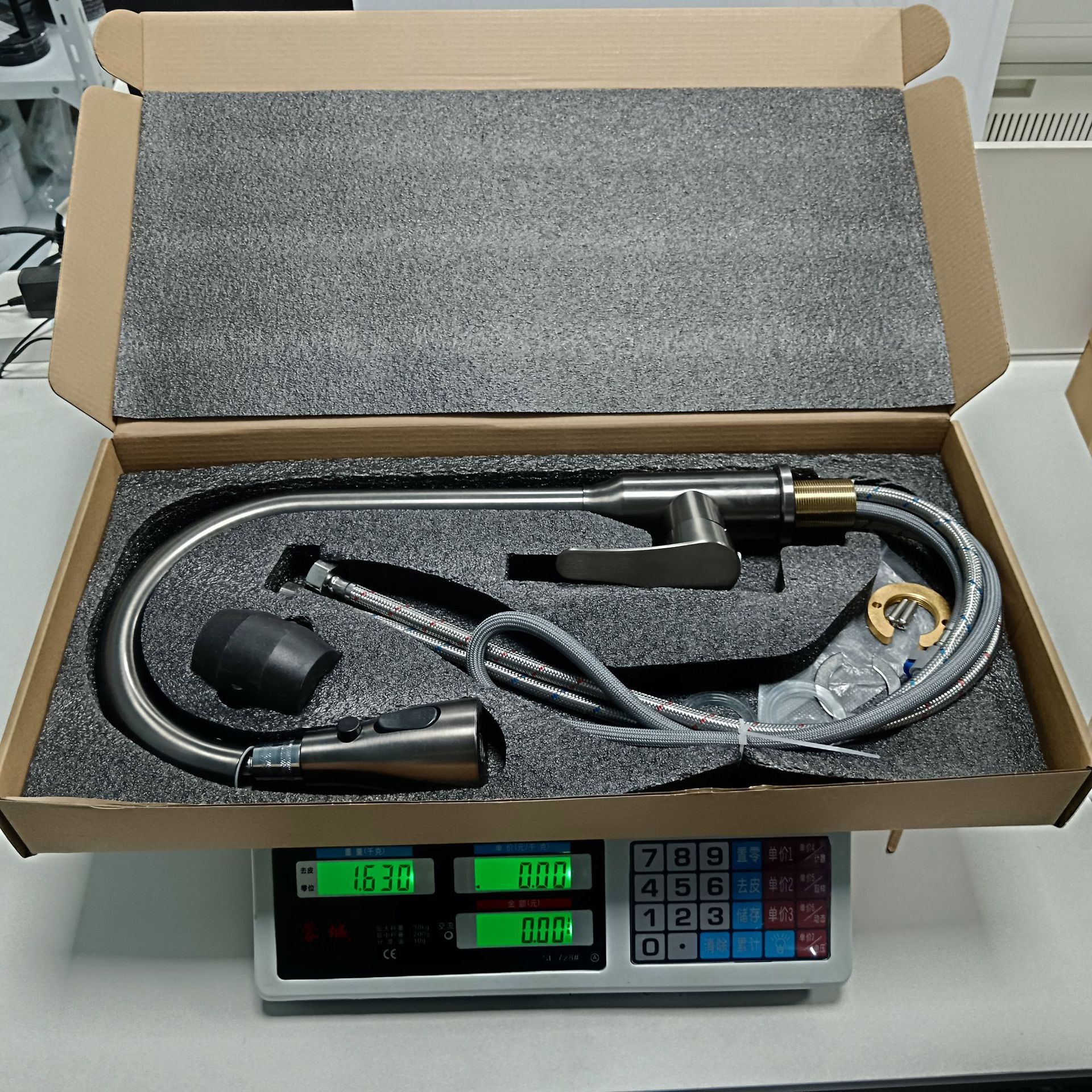 Tire grifo cocina caliente y frío fregadero de acero inoxidable fregadero doble salida de agua retráctil grifo giratorio al por mayor