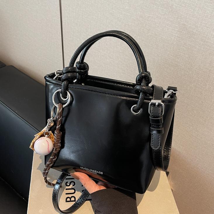 Bolso de mano súper caliente para mujeres 2025 nuevo estilo universal simple de hombro mochila de moda casual bolso de cubo