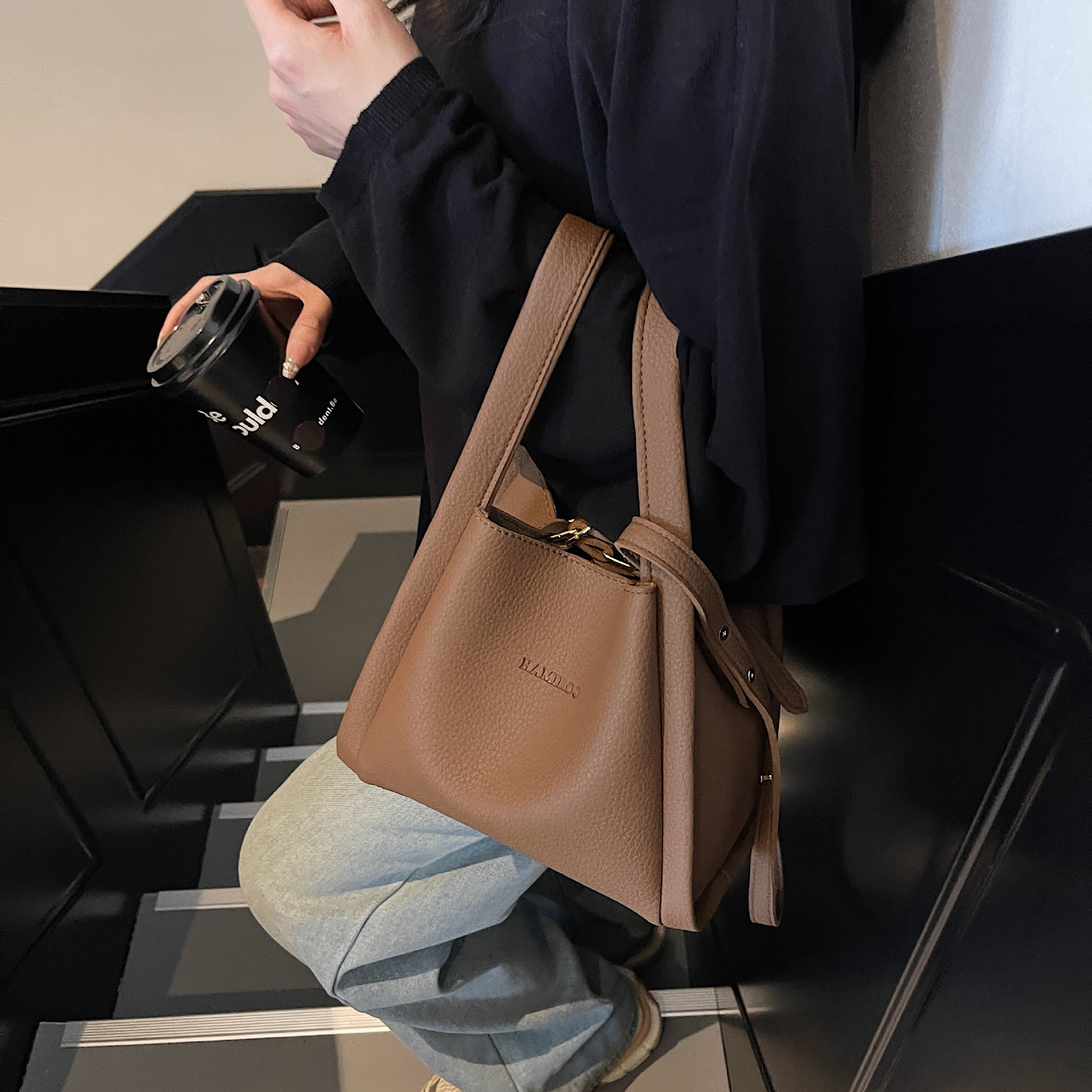 Bolsos de moda de nicho retro para mujer 2025 verano nuevo bolso de mensajero bolso de cubo de moda de alta gama bolso de hombro