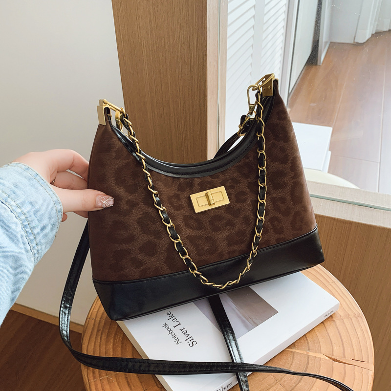 2025纯色洋气女式新款冬季大容量复古韩版链条单肩斜挎手提饺子包