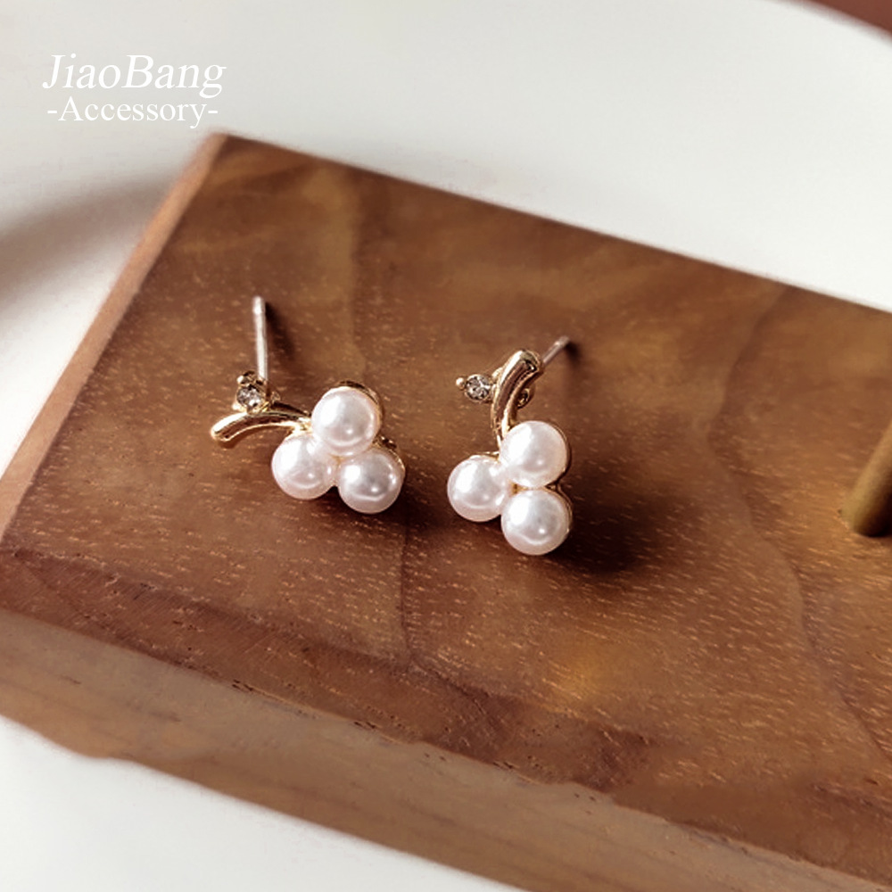 Agujas de plata, racimos de uvas, pendientes de perlas, pequeños y exquisitos, pendientes de todo fósforo de moda, sentido de diseño, pendientes de temperamento de nicho al por mayor