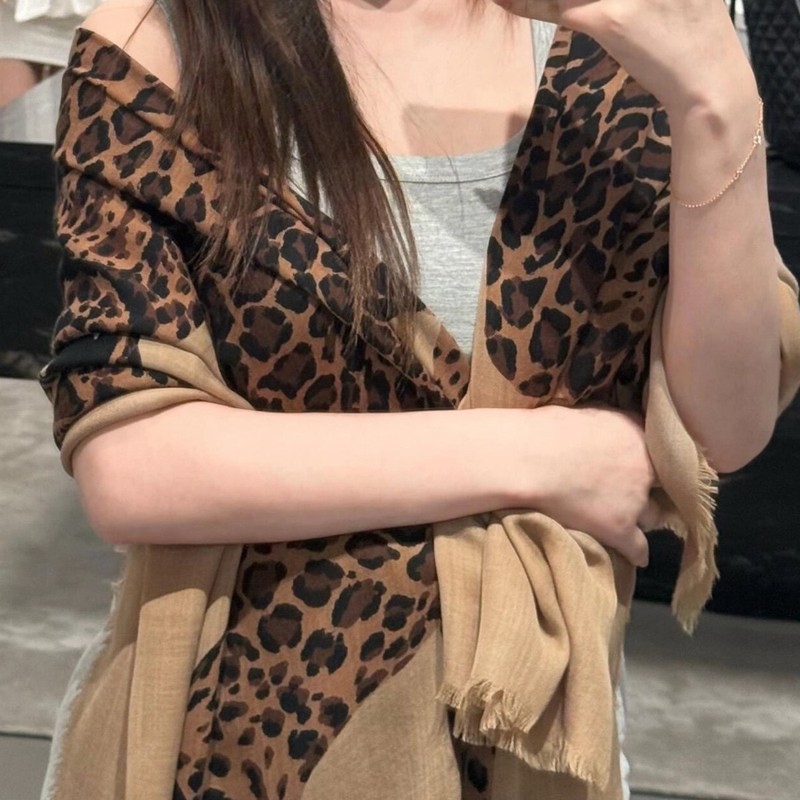 欧美豹纹围巾女士轻奢时髦高级感外搭棕色披肩气质挂围脖跨境批发|undefined