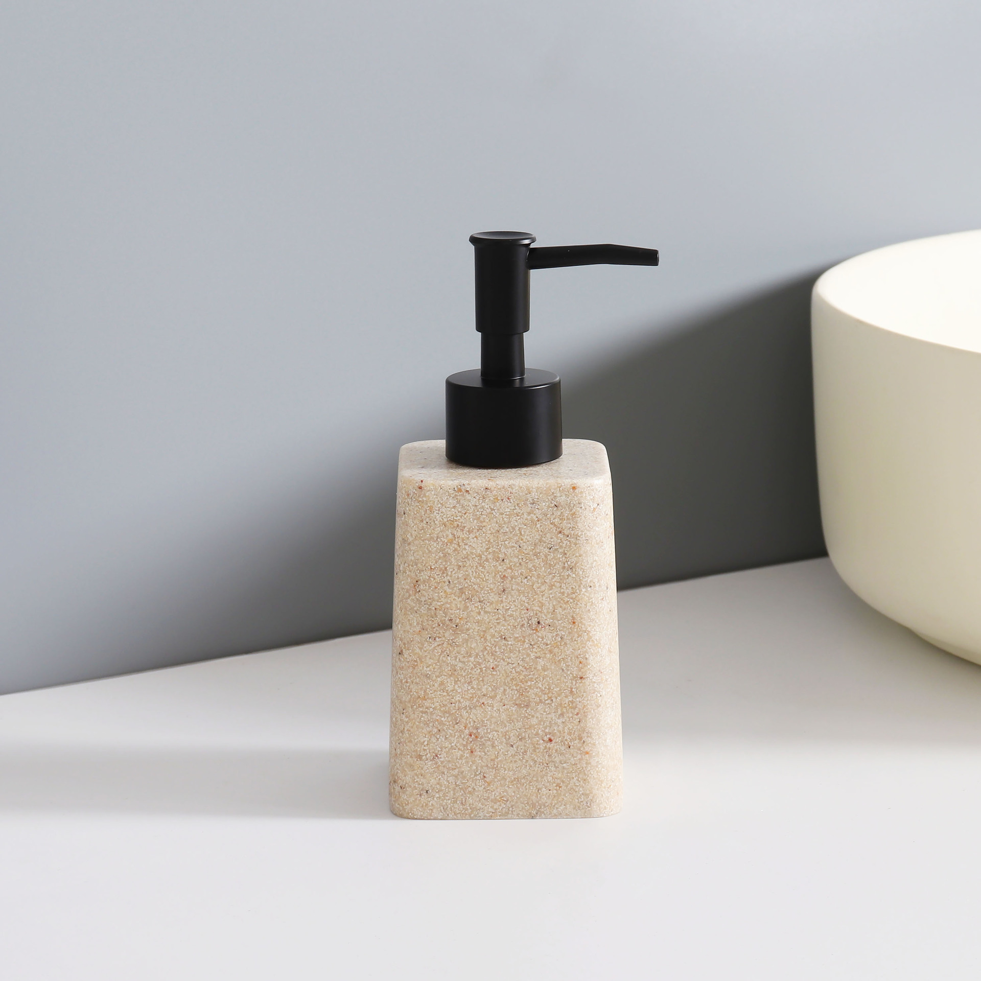 Botella amarilla de leche plana de arena y grava