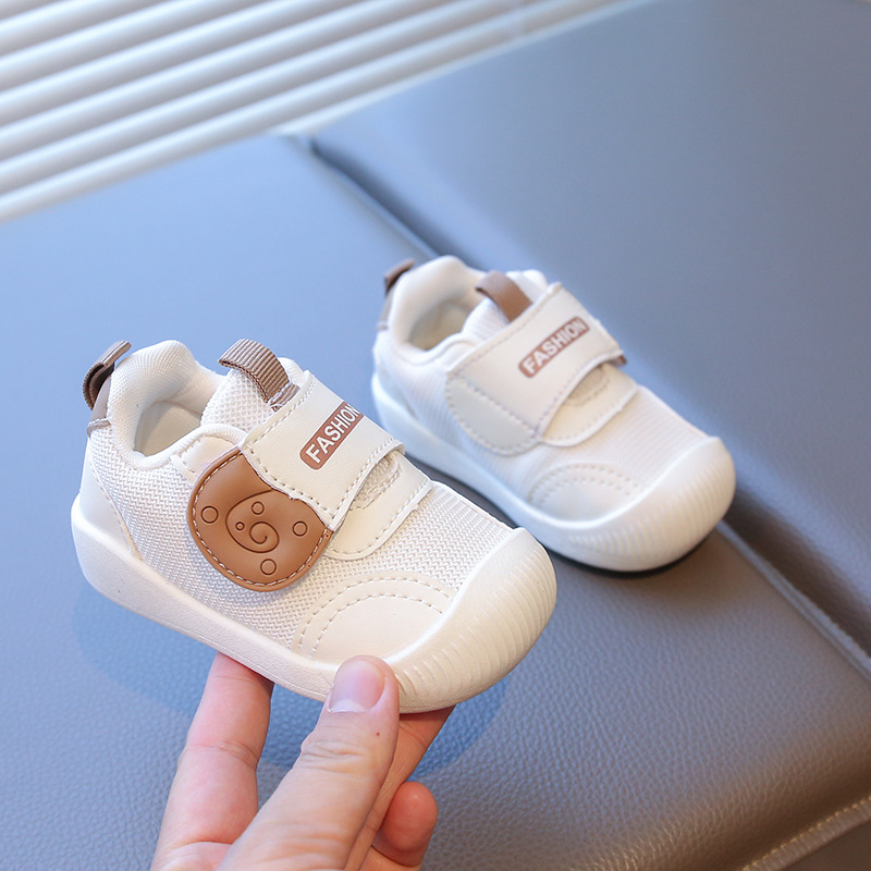 Zapatos infantiles para bebés en otoño nuevos zapatos de función ligera antideslizante con suela suave, una etapa de zapatos de red para bebés, hombres y mujeres.