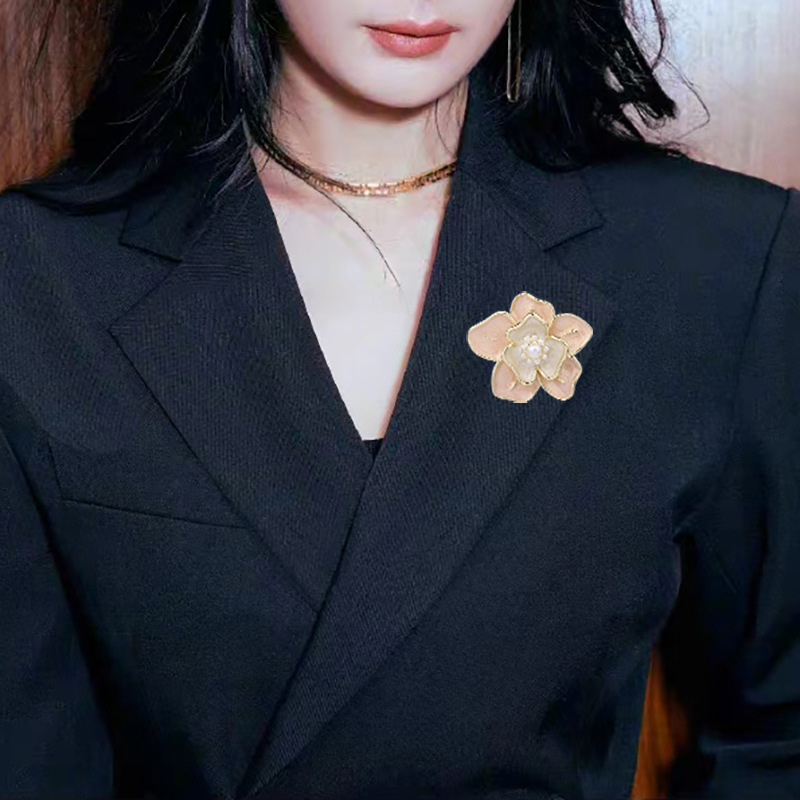 Klassischer All-Match-Anstecker mit Kamelien-Perlen für Damen, elegante kleine Brosche im Duftstil, hochwertige Anzug-Pullover-Anstecknadel_voghion.com