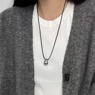 Korean polar tube cold wind drip black rope necklace female 2024 new light luxury niche autumn sweater neck chain