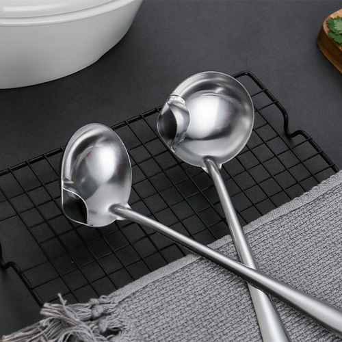 Stainless steel oil soup separation spoon, oil filter spoon, household soup spoon, oil separation spoon, hot pot kitchen utensils, oil removal spoon, oil leakage spoon