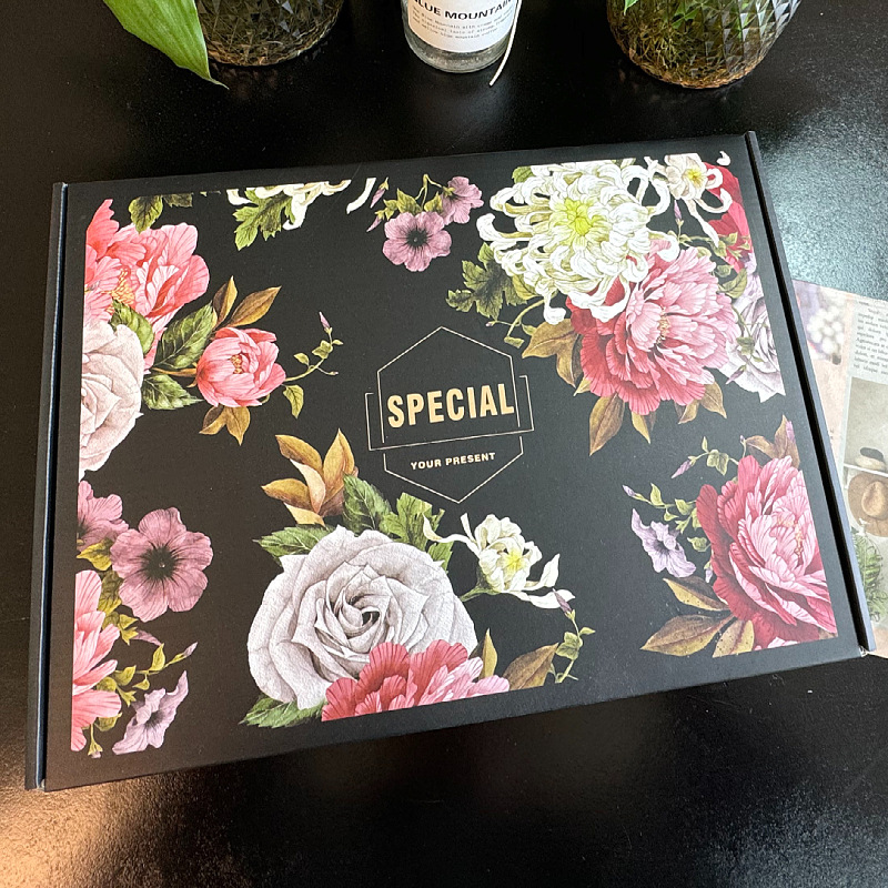 부의 꽃이 열린 뚜껑 상자;F