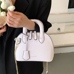 新商品のレトロな質感の貝殻は洋風の純色のシンプルなファッションの肩の斜めのショルダーバッグの小さい人の肩の斜めのショルダーを包みます。