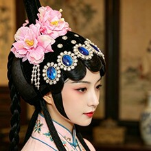 梨园小花旦舞蹈演出头饰粉墨俏花旦戏曲舞台表演女子群舞剧目京剧