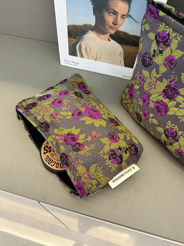 작은 크기. 회색 배경에 장미 꽃