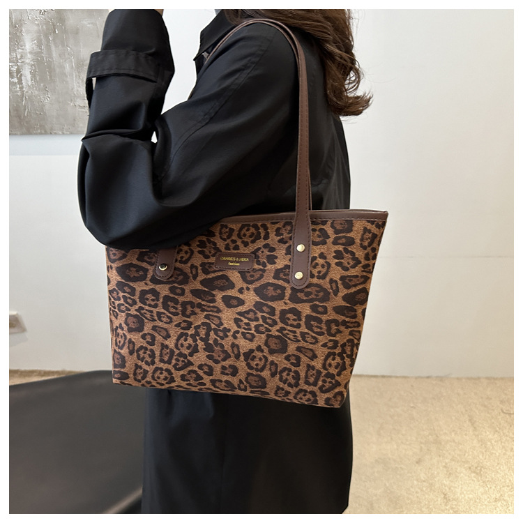 This is a new 2024 trendy and stylish large-capacity handbag for women. It is a fashionable and stylish single-shoulder tote bag for autumn and winter undefined