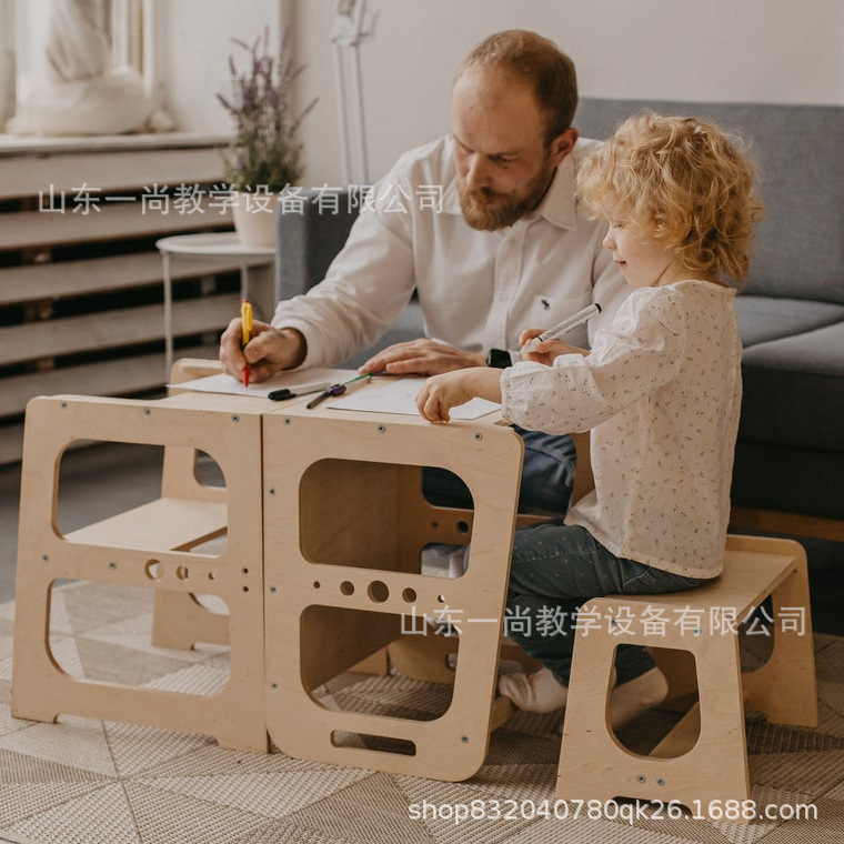 子供の手を洗う腰掛けの赤ちゃんの足は腰掛けを踏みます。