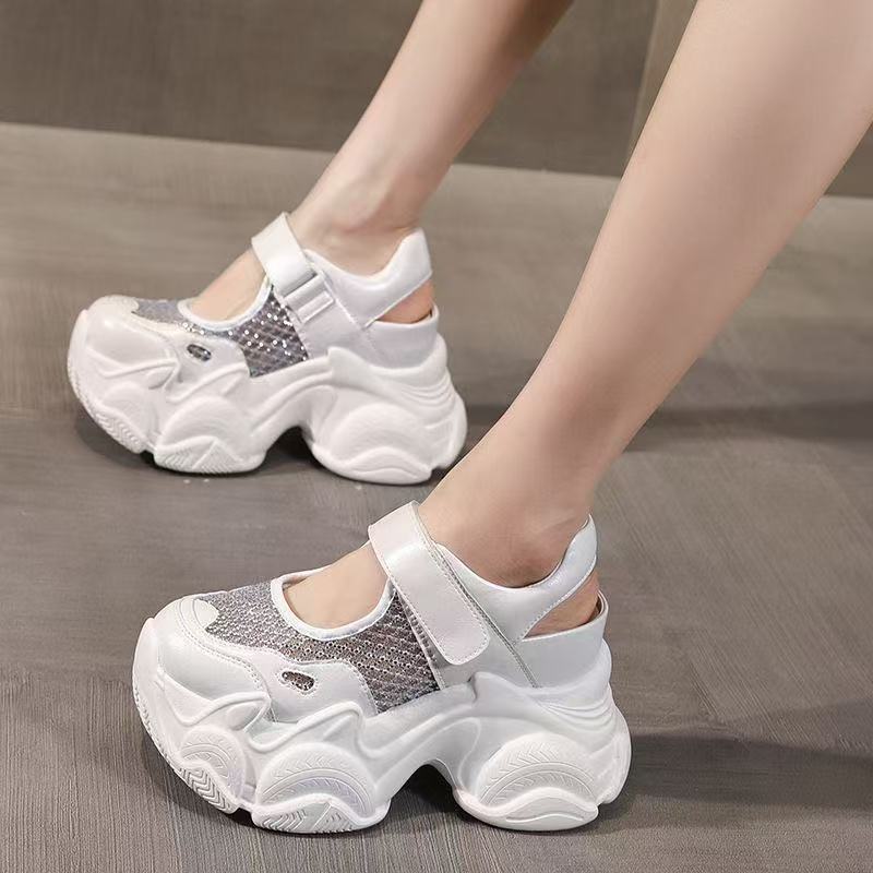 Aumentar la altura interior de las sandalias de papá para mujeres 2026 verano nuevo hueco de malla transpirable ligera con suela suave muffin zapatos de malla gruesa