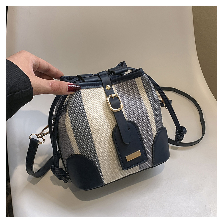 Diseño de nicho de moda bolsa de cubo portátil para mujeres 2023 nueva moda lienzo contraste color rayas hombro bolsa de mensajero