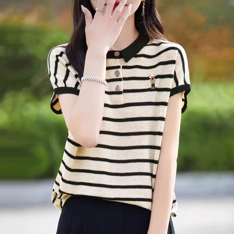 Áo thun nữ ngắn tay kẻ sọc cổ POLO dệt kim form rộng tôn dáng — Màu đen chi tiết 3