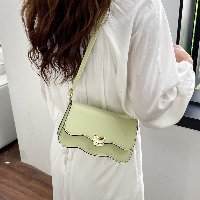 Sac messager à une épaule sous les bras pour femmes, sac messager populaire de cette année, nouveau sac de couleur unie avec texture haut de gamme, design de niche, automne 2023_voghion.com